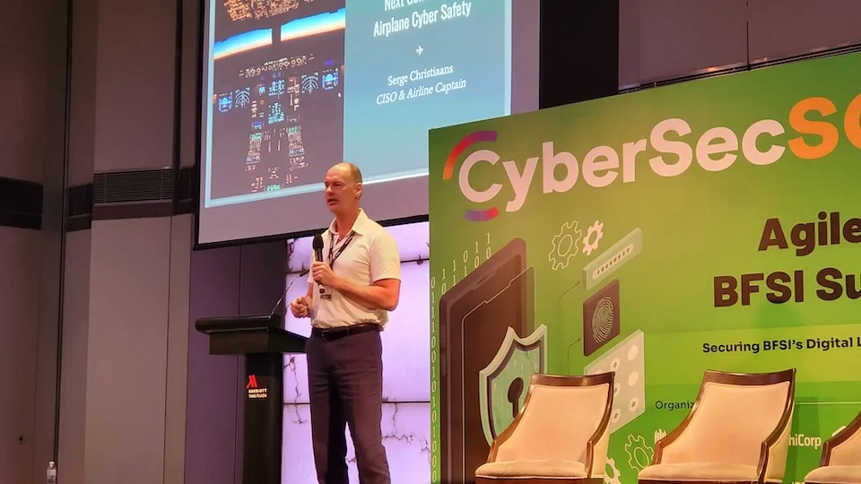 Serge Christiaans speaking about airplane cybersafety